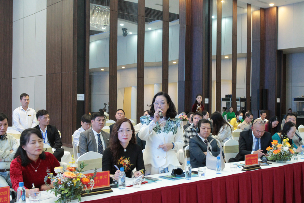 Đại diện một công ty lữ hành Việt Nam nêu những ý kiến trao đổi tại Diễn đàn.