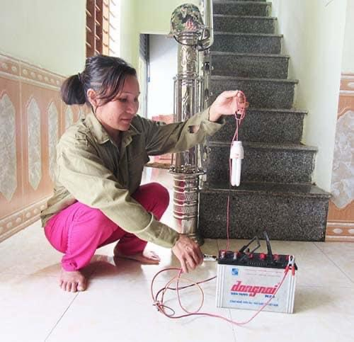 Hầu hết các hộ dân tại  tổ dân cư số 7, khu phố Đại Điền Nam, thị trấn Quảng Hà phải mua bình ắc quy và đèn tích điện để sử dụng