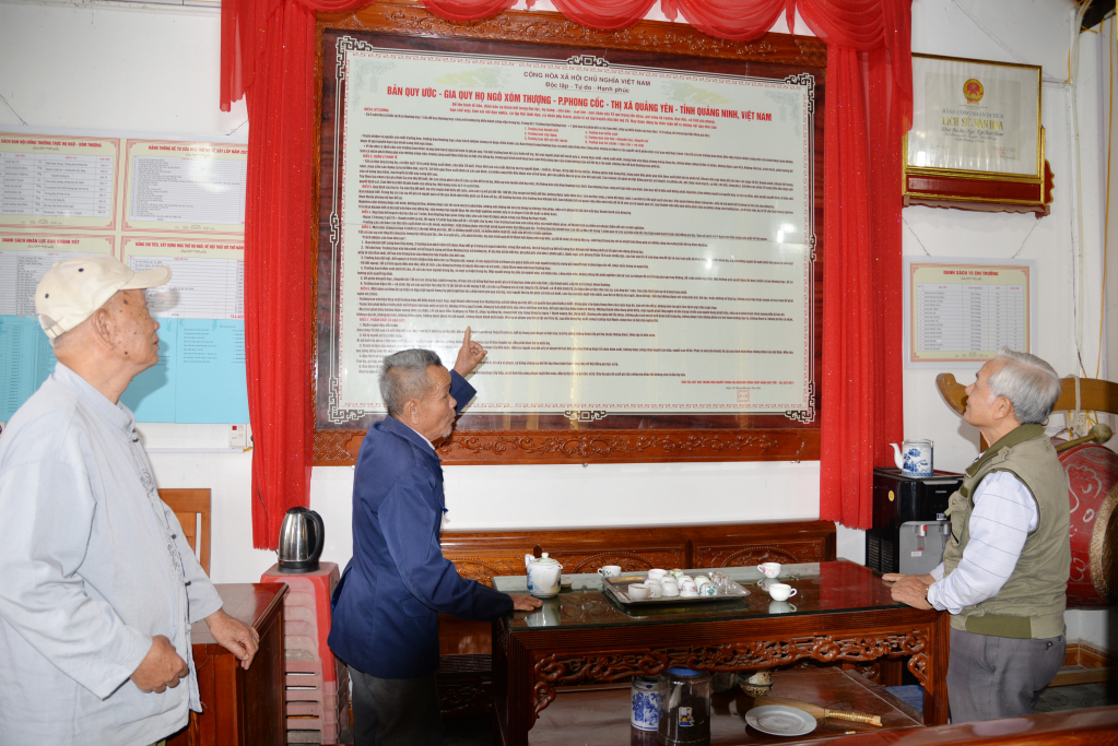 Các thành viên trong Hội đồng gia tộc trao đổi về các nội dung trong bản quy ước dòng họ Ngô.