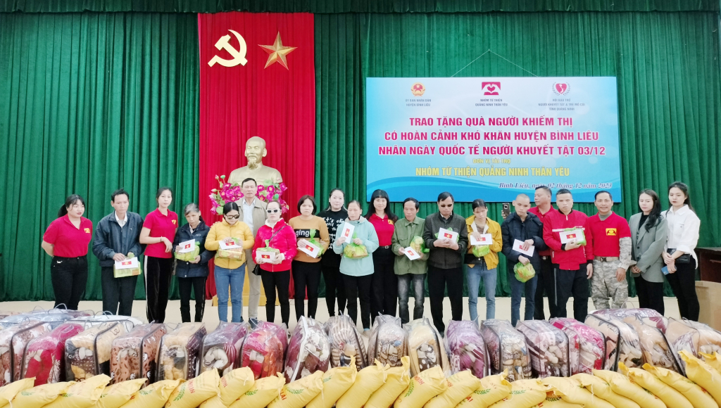 Lãnh đạo Hội Bảo trợ NKT-TMC tỉnh Nhóm Từ thiện Quảng Ninh Thân yêu cùng các cấp chính quyền huyện Bình Liêu trao tặng quà cho người mù có hoàn cảnh khó khăn tại huyện Bình Liêu.