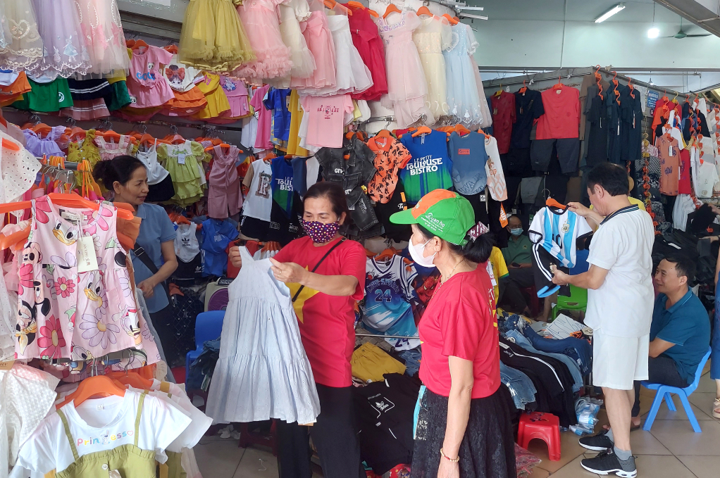 Người dân mua sắm tại Chợ Trung tâm TP Móng Cái.