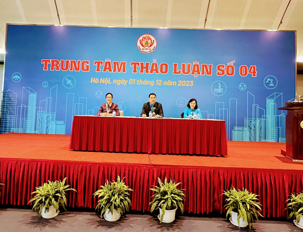 Đồng chí Tô Xuân Thao, Chủ tịch Liên đoàn Lao động tỉnh Quảng Ninh chủ trì tại trung tâm thảo luận chuyên đề.
