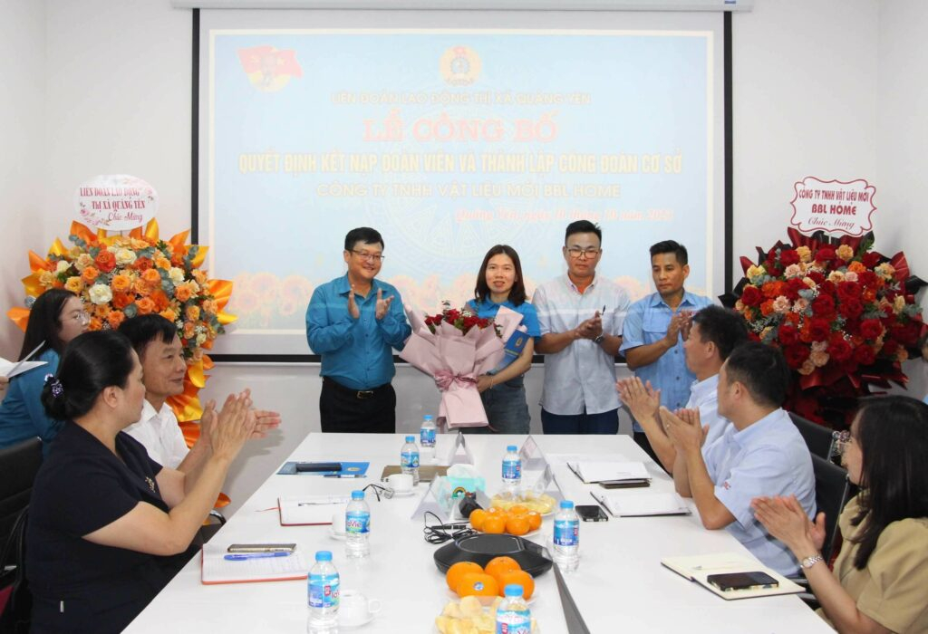  Liên đoàn Lao động thị xã Quảng Yên tổ chức Lễ kết nạp đoàn viên và thành lập Công đoàn cơ sở Công ty TNHH Vật liệu mới BBL Home (Khu công nghiệp Đông Mai). 