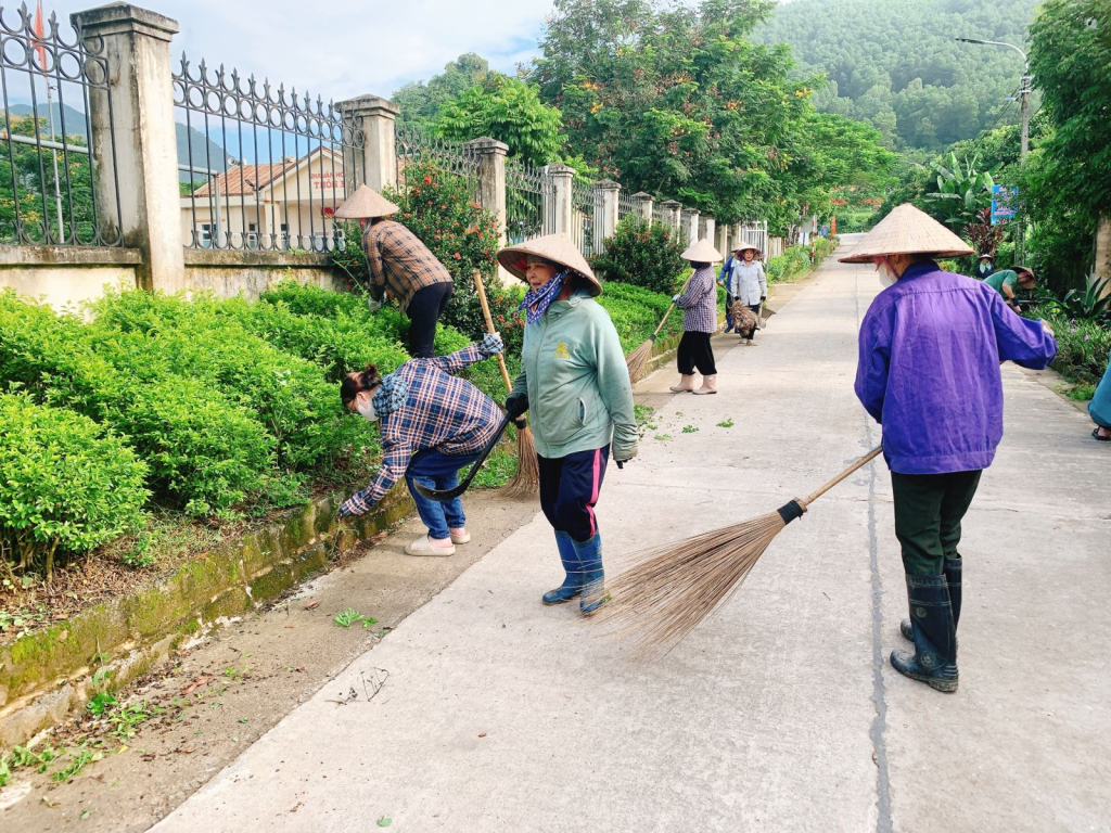 Người dân xã Quảng la tích cực tham gia vào các hoạt động xây dựng, cải tạo giữ gìn, bảo vệ môi trường. 