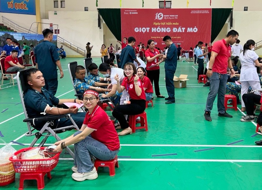 Chị Trần Lệ Hằng (ngồi hàng đầu) tham gia hiến máu tại Ngày hội hiến máu Giọt hồng Đất mỏ năm 2023.
