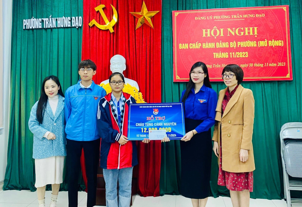 Thành đoàn trao tiền hỗ trợ đỡ đầu 1 năm đầu tiên cho em Tùng Cảnh Nguyên (phường Trần Hưng Đạo). 