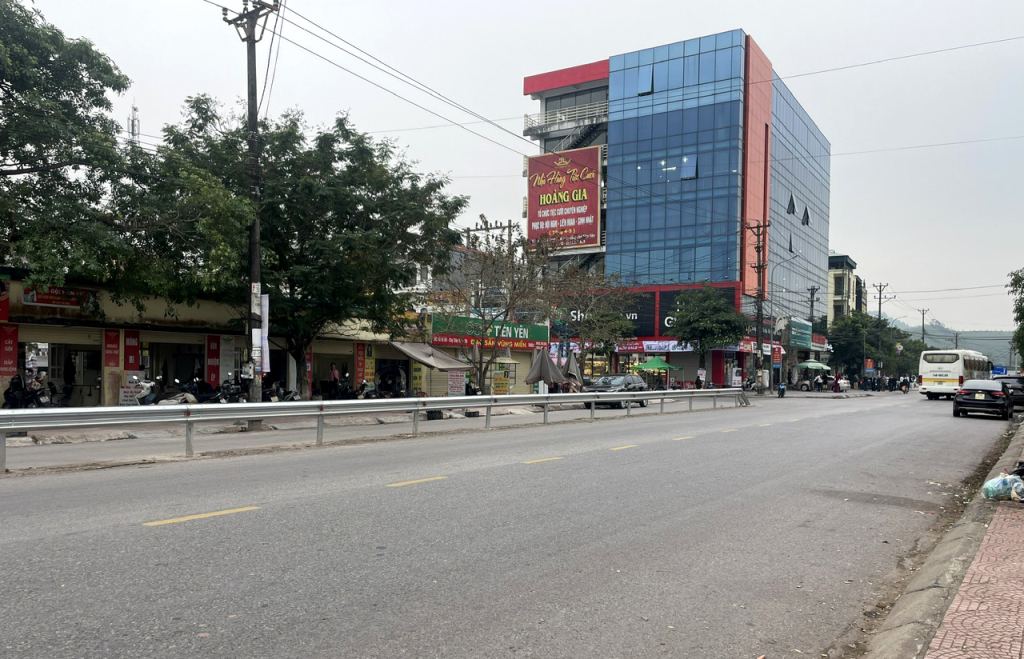Hệ thống hộ lan đoạn đường gom từ khu vực Chợ trung tâm Tiên Yên đến Trụ sở Tòa án Nhân dân huyện Tiên Yên vừa được đầu tư theo kiến nghị của cử tri huyện Tiên Yên.