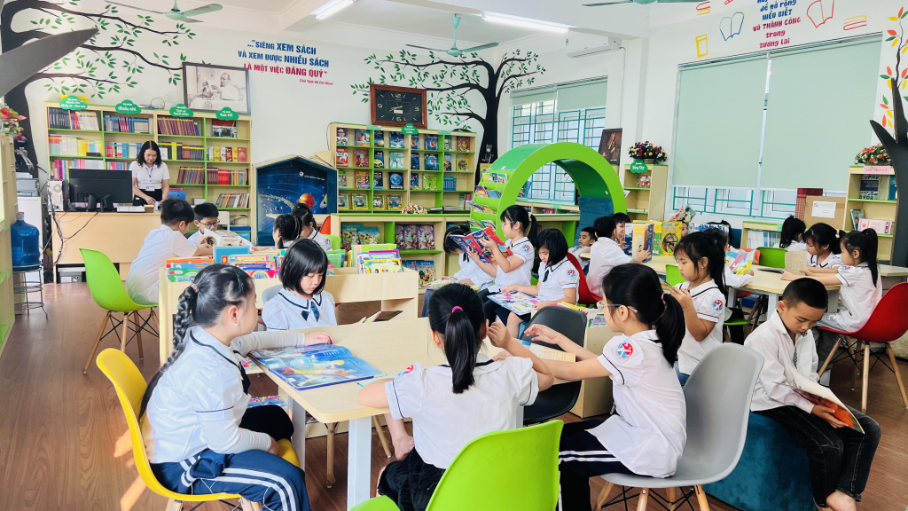 Học sinh đọc sách tại phòng thư viện trường Tiểu học Vĩnh Khê.