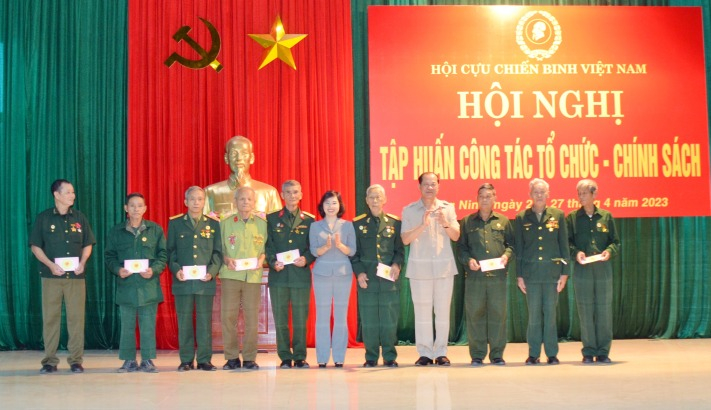 Lãnh đạo Trung ương Hội CCB Việt Nam và Tỉnh ủy tặng quà cho hội viên CCB có hoàn cảnh khó khăn.