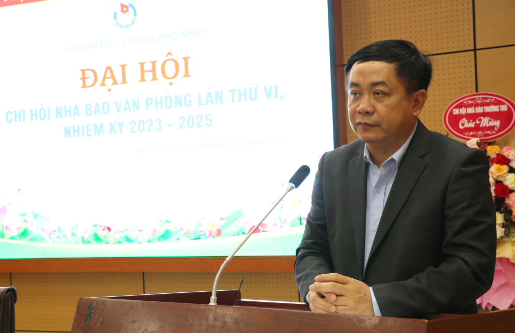 Đồng chí Mai Vũ Tuấn, Giám đốc Trung tâm Truyền thông tỉnh Quảng Ninh, Chủ tịch Hội nhà báo tỉnh Quảng Ninh phát biểu tại đại hội.