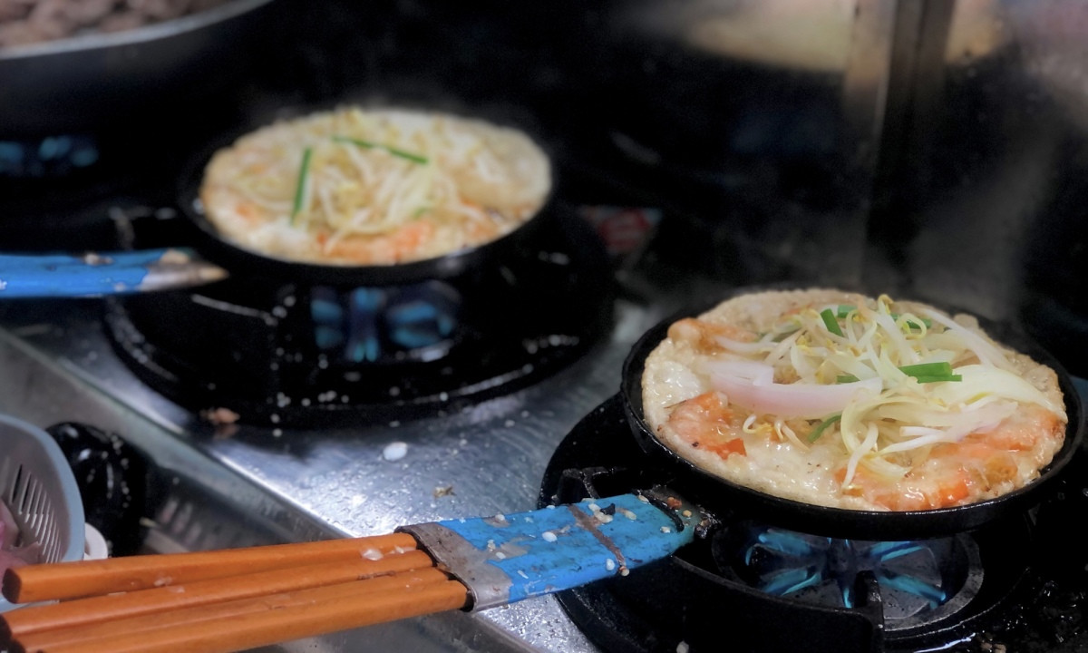Jumping and sizzling: Binh-Dinh-style banh xeo with seafood in Hanoi