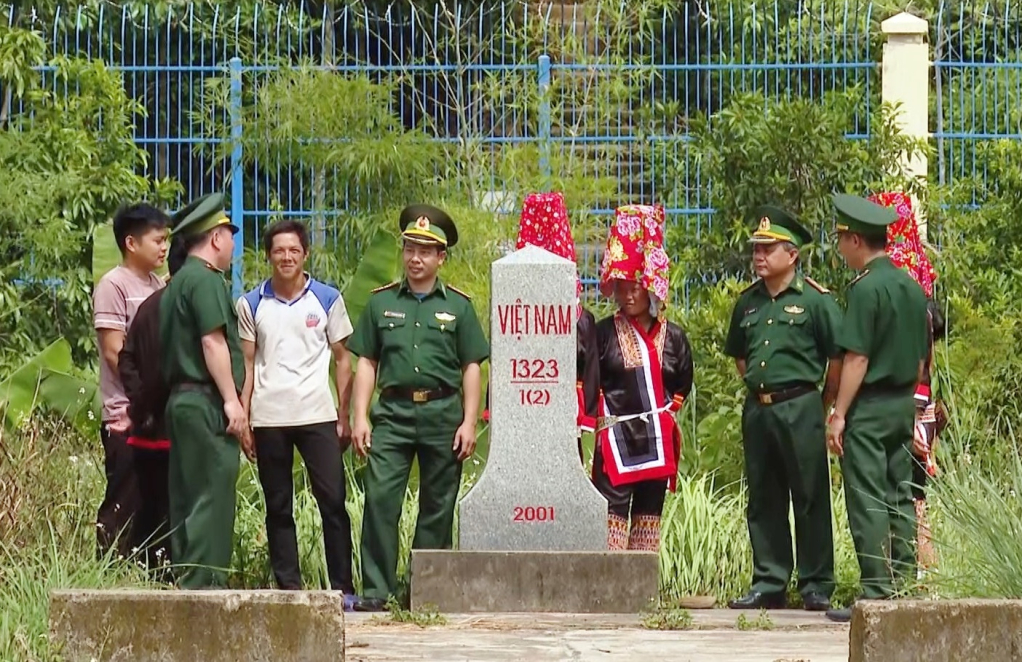 Cán bộ chiến sĩ Đồn BP Cửa khẩu Hoành Mô cùng người dân tuần tra tại các cột mốc biên giới tại thôn Phai Lầu (xã Hoành Mô, huyện Bình Liêu).