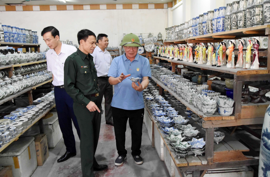 HTX Gốm sứ Đông Thành (phường Đức Chính, TX Đông Triều) do hội viên CCB làm chủ đã tạo việc làm cho nhiều lao động địa phương.