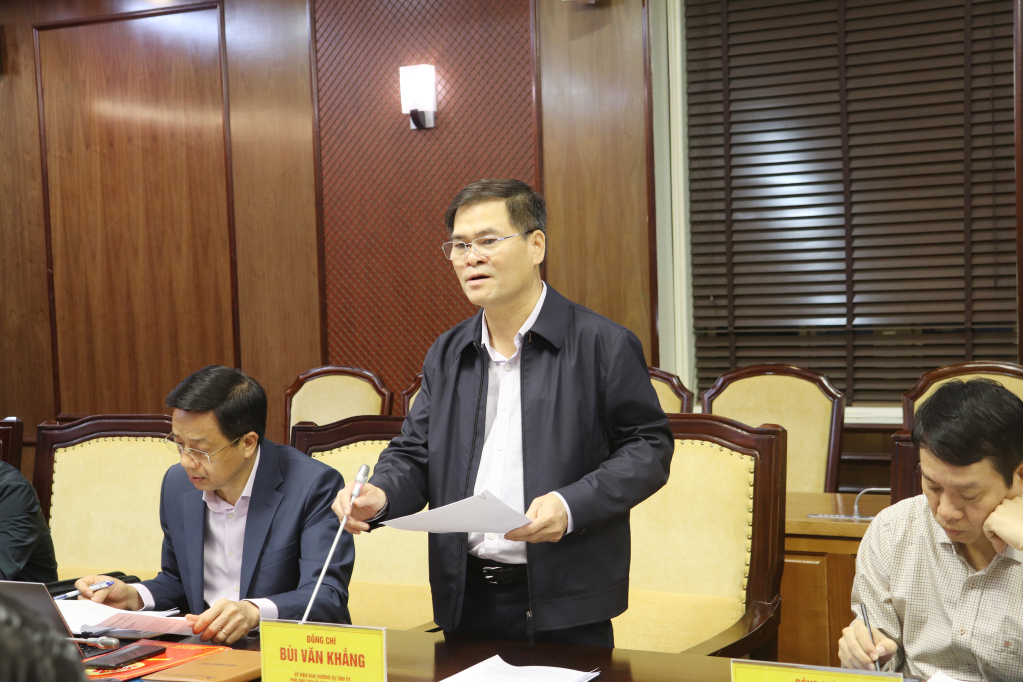 Đồng chí Bùi Văn Khắng Phó Chủ tịch UBND tỉnh báo cáo tình hình triển khai Khu công nghiệp Sông Khoai.