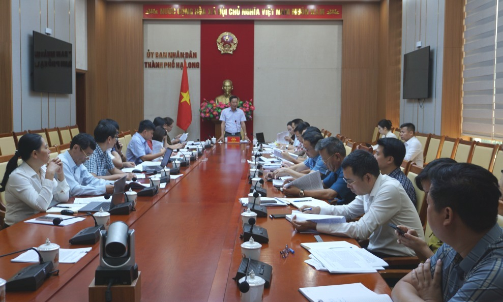 Đoàn giám sát của HĐND tỉnh làm việc với TP Hạ Long về công tác giải quyết kiến nghị của cử tri, trách nhiệm giải quyết kiến nghị của cử tri và trách nhiệm giải quyết một số vụ việc đơn thư KNTC vào đầu tháng 11/2023. Ảnh: Yến Vy