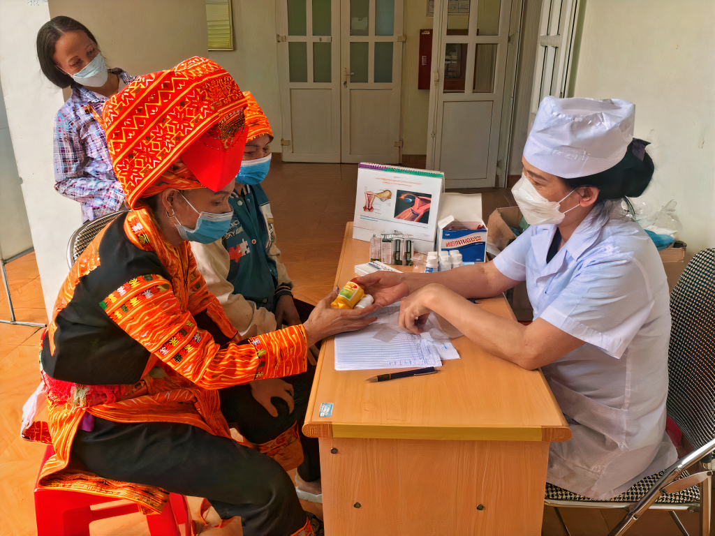 Phụ nữ DTTS huyện Ba Chẽ được tư vấn về SKSS-KHHGĐ và cấp phát thuốc miễn phí.
