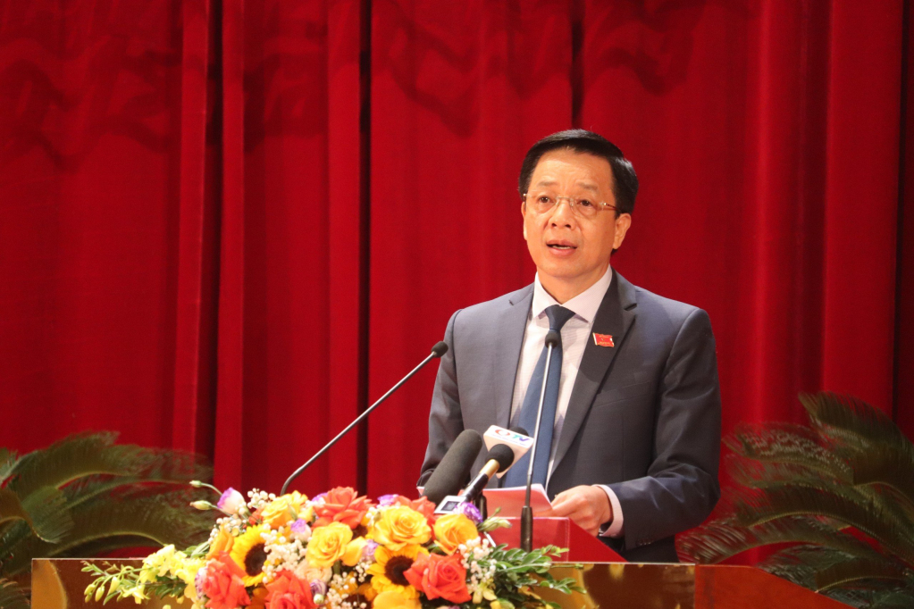 Đồng chí Nguyễn Văn Hồi, Chủ tịch Uỷ ban MTTQ tỉnh trình bày tóm tắt kết quả công tác tham gia xây dựng chính quyền của Ủy ban MTTQ tỉnh Quảng Ninh năm 2023 và những vấn đề cử tri, Nhân dân quan tâm.