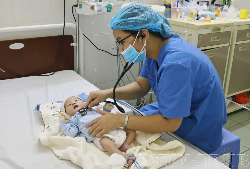 Bác sĩ Khoa Sơ sinh (Bệnh viện Việt Nam - Thụy Điển Uông Bí) chăm sóc sức khỏe cho trẻ sơ sinh. (Ảnh Bệnh viện cung cấp)