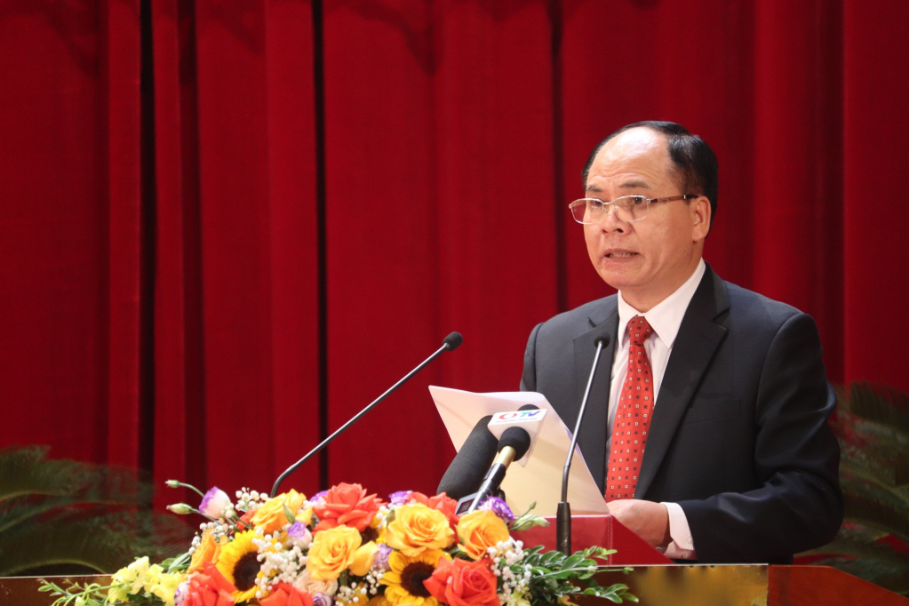 Đồng chí Trần Văn Lâm Giám đốc Sở Tài Chính trình bày tóm tắt các tờ trình về lĩnh vực tài chính ngân sách