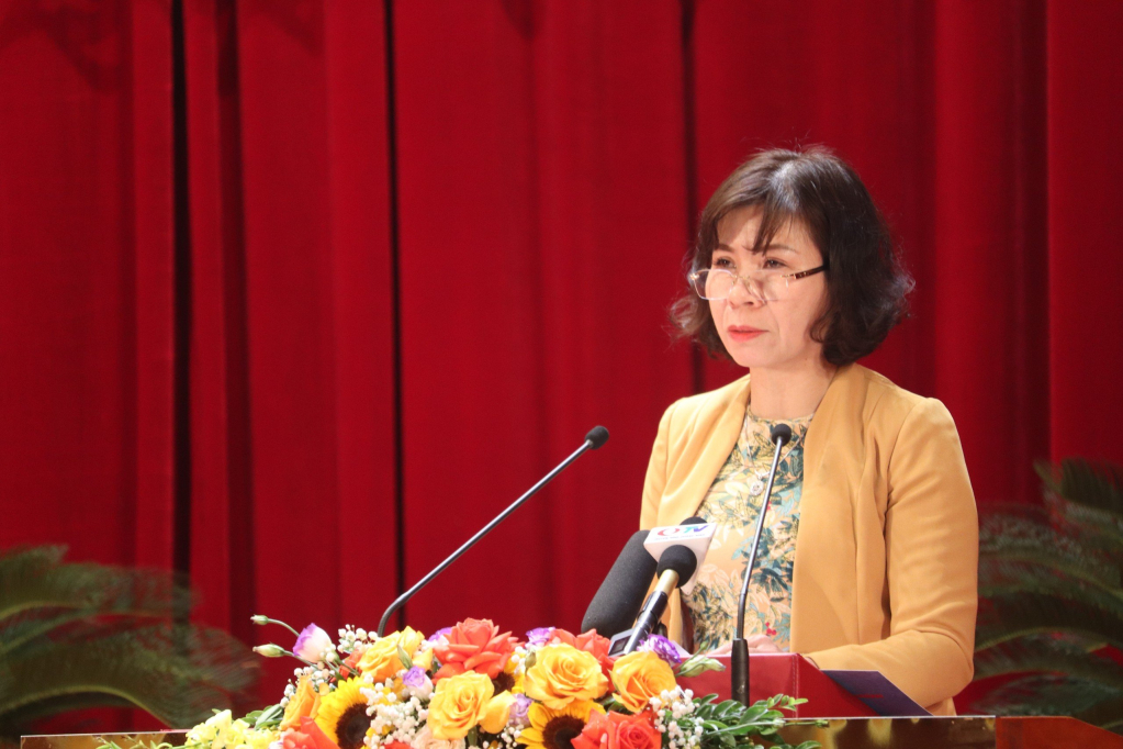 Đồng chí Bùi Thị Bính, Ủy viên UBND tỉnh, Giám đốc sở Nội vụ trình bày tóm tắt các tờ trình về lĩnh vực nội vụ