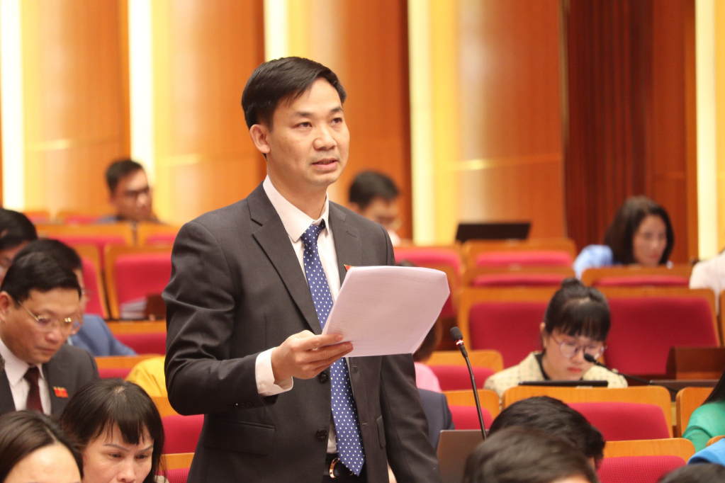 Đại biểu Nguyễn Văn Công, Bí thư Thị ủy Đông Triều, Tổ trưởng Tổ đại biểu Đông Triều bày tỏ thống nhất 12 chỉ tiêu cơ bản nêu trong Dự thảo Nghị quyết về nhiệm vụ phát triển kinh tế - xã hội năm 2024.