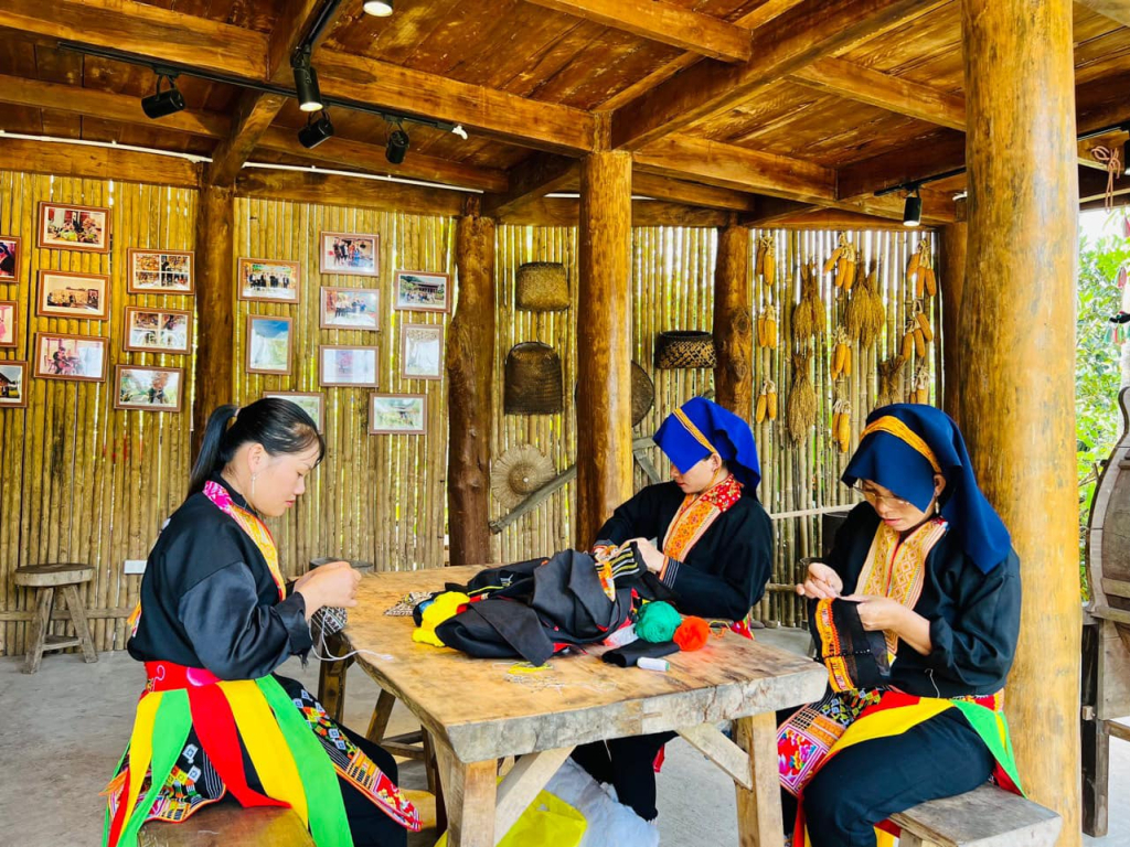 Người Dao tại xã Kỳ Thượng (TP Hạ Long) tham gia vào mô hình du lịch cộng đồng tại Am Váp Farm. Ảnh tư liệu