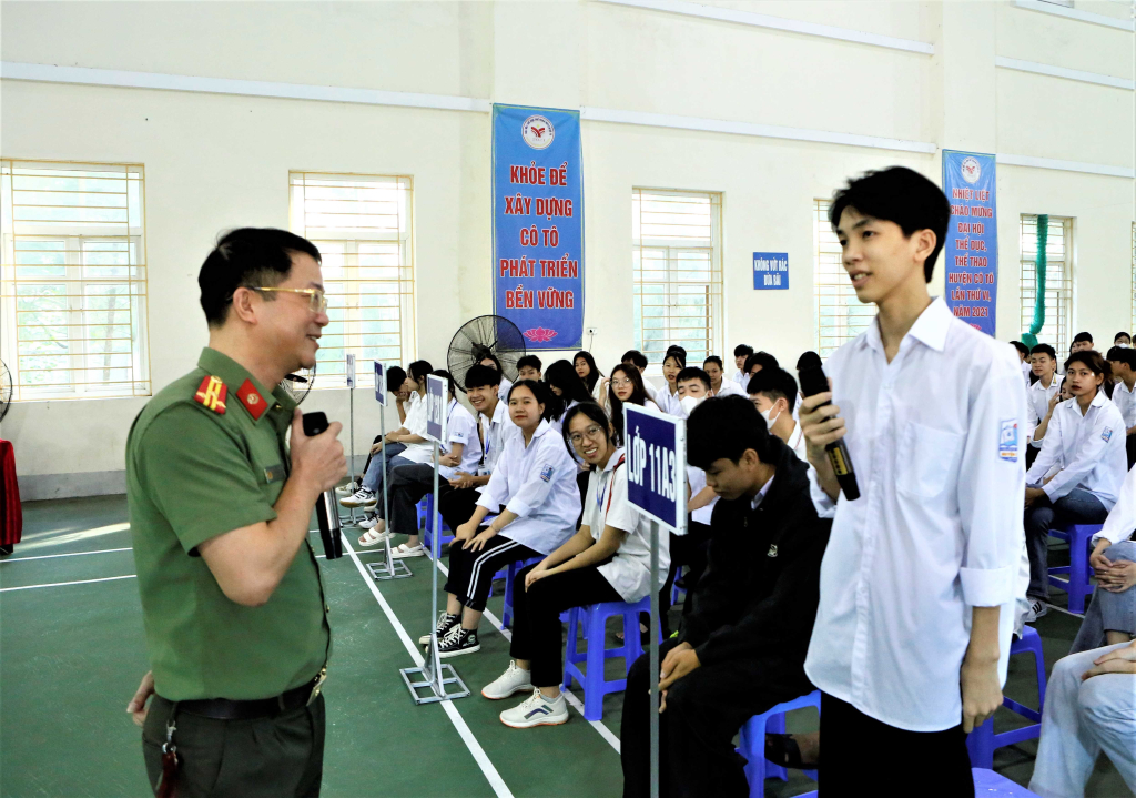 Công an huyện Cô Tô tổ chức tuyên truyền pháp luật phòng, chống ma túy, phòng ngừa bạo lực học đường cho học sinh Trường THPT Cô Tô. Ảnh: Thu Cúc 