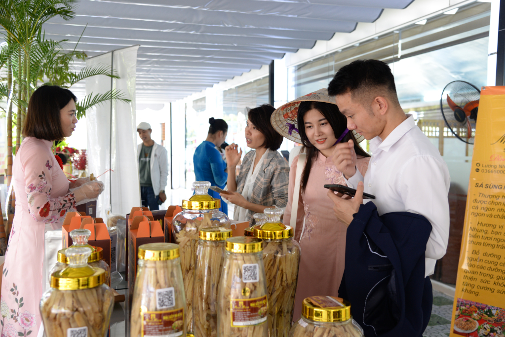 Các đại biểu tham quan các gian hàng của các doanh nghiệp trưng bày tại hội nghị.