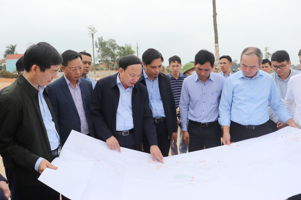 Đồng chí Bí thư Tỉnh ủy cũng kiểm tra thực tế dự án đầu tư hạ tầng kỹ thuật dân cư, tái định cư khu 5, phường Giếng Đáy, TP Hạ Long.