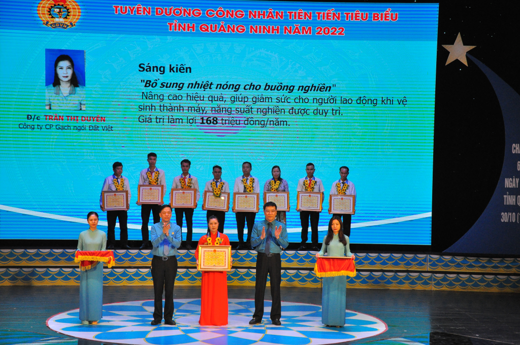 Chị Trần Thị Duyên nhận bằng khen của UBND tỉnh dịp Tháng Công nhân năm 2023.