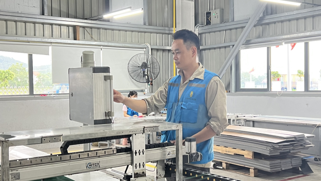 Công nhân lao động làm việc tại Công ty TNHH công nghiệp Lioncore Việt Nam, KCN Đông Mai, TX Quảng Yên.