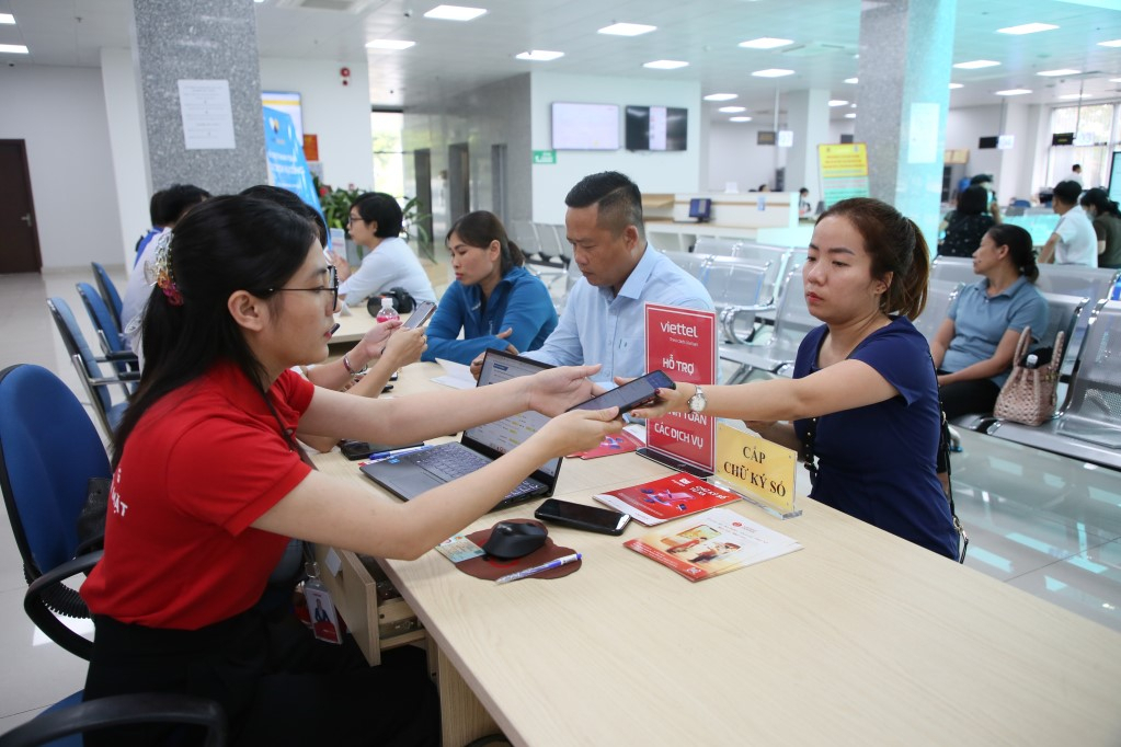 Trung tâm Phục vụ hành chính công tỉnh phối hợp với các đơn vị cung cấp dịch vụ chữ ký số cá nhân cho công dân. Ảnh: Minh Hà