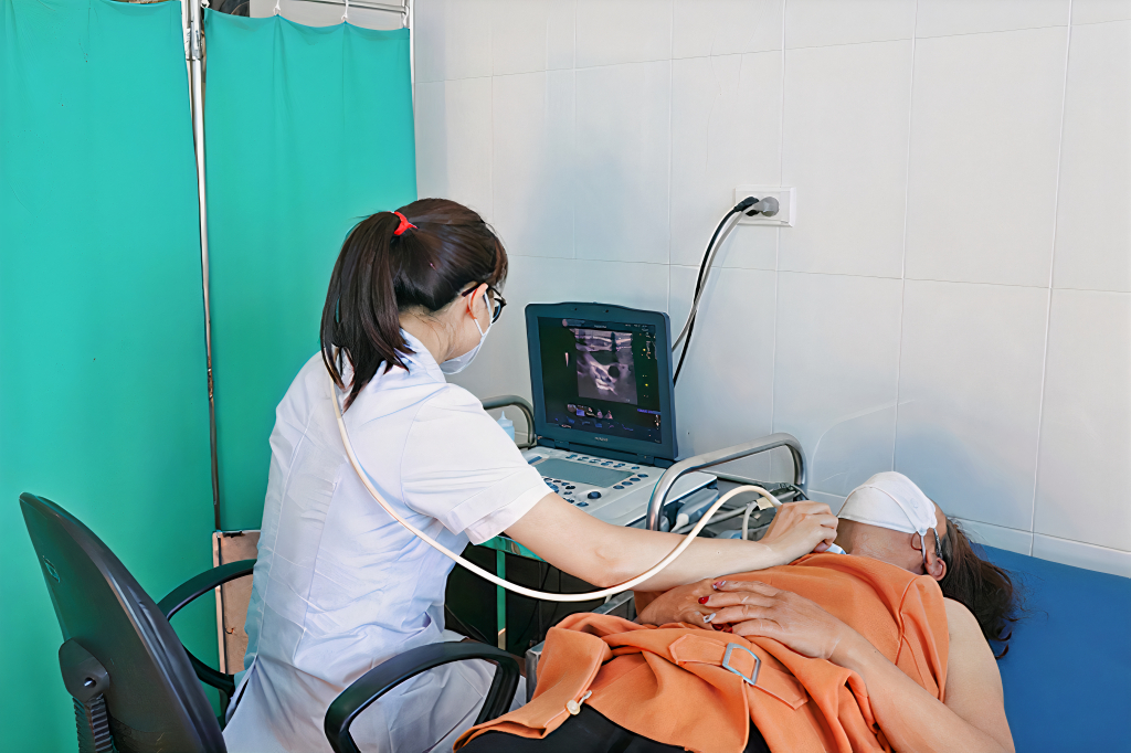 Siêu âm tuyến giáp cho phụ nữ tại Trung tâm Y tế huyện Đầm Hà.