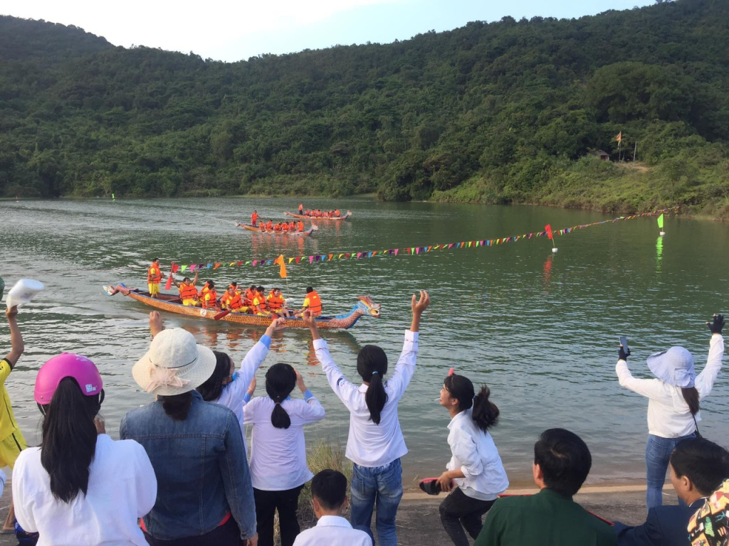 Lễ hội đua thuyền ở xã đảo Cái Chiên.