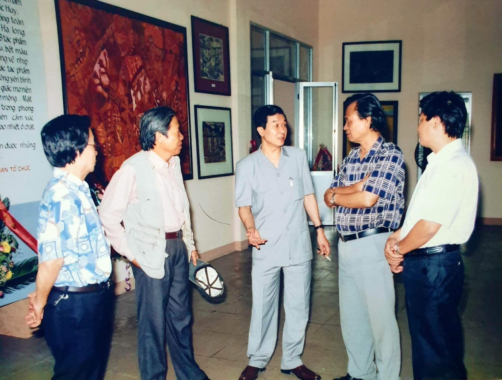 Hoạ sĩ Lê Vân Hải (thứ hai, phải sang) và đạo diễn Lê Chính (Chủ tịch Hội Văn học nghệ thuật Quảng Ninh), nhạc sỹ Đức Minh (thứ nhất, phải sang), hoạ sĩ Nghiêm Vinh (thứ hai, trái sang) tại triển lãm mỹ thuật của con trai ông- hoạ sĩ Lê Quốc Huy ở Hội Văn học nghệ thuật Quảng Ninh năm 2006.