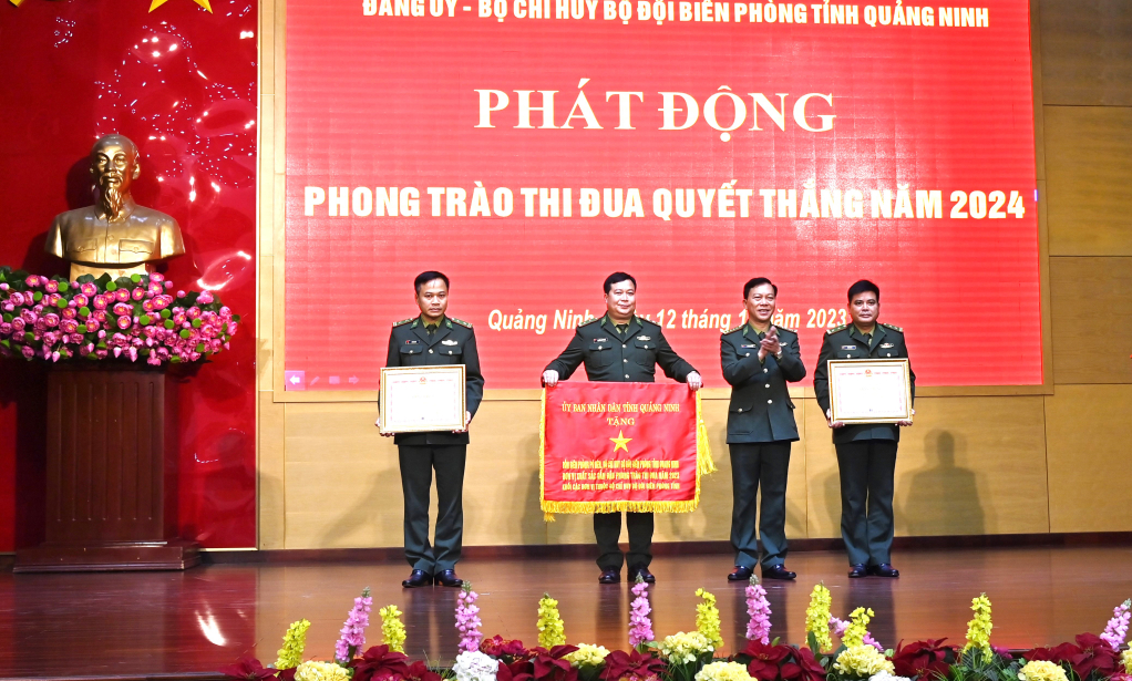 Đại tá Lê Xuân Men, Chính uỷ BĐBP tỉnh khen thưởng cho các cá nhân đạt thành tích xuất sắc trong thực hiện nhiệm vụ được giao.
