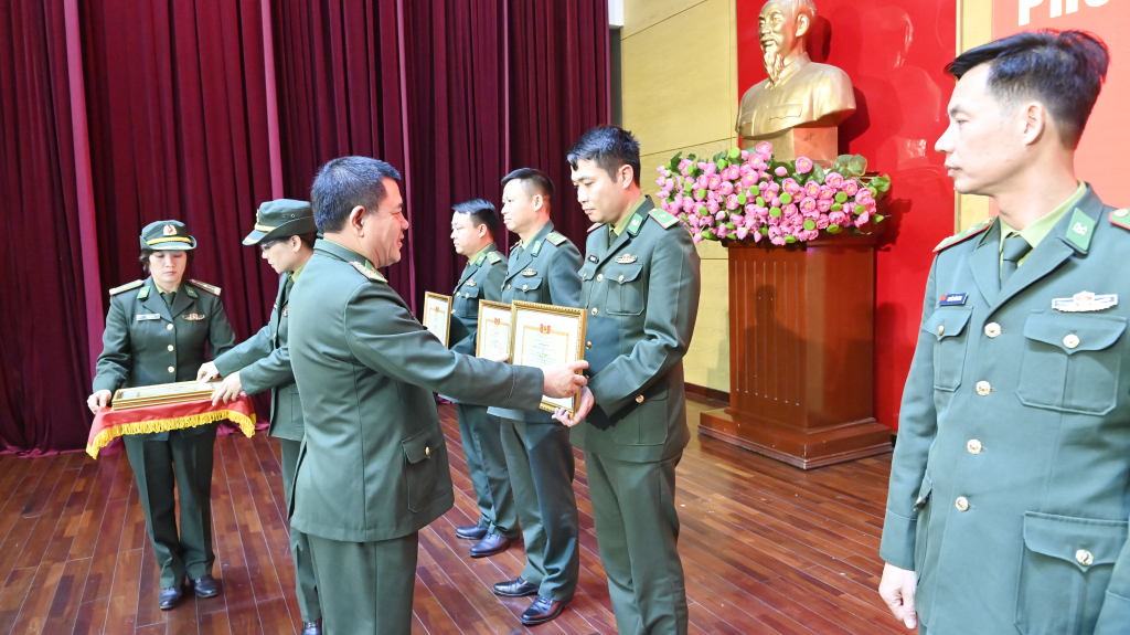 Đại tá Nguyễn Văn Thiềm, Chỉ huy trưởng BĐBP tỉnh khen thưởng cho các tập thể đạt thành tích xuất sắc trong thực hiện nhiệm vụ.
