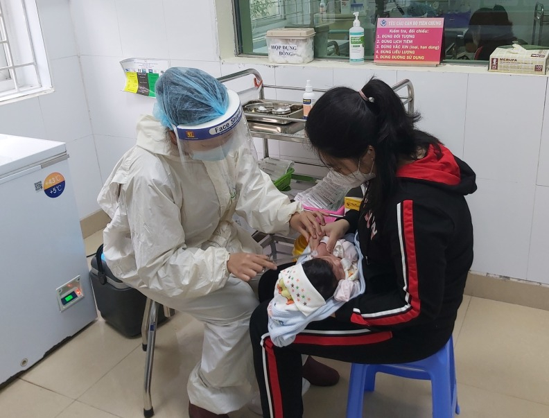 Tiêm phòng cho trẻ sơ sinh tại Bệnh viện Sản nhi tỉnh.