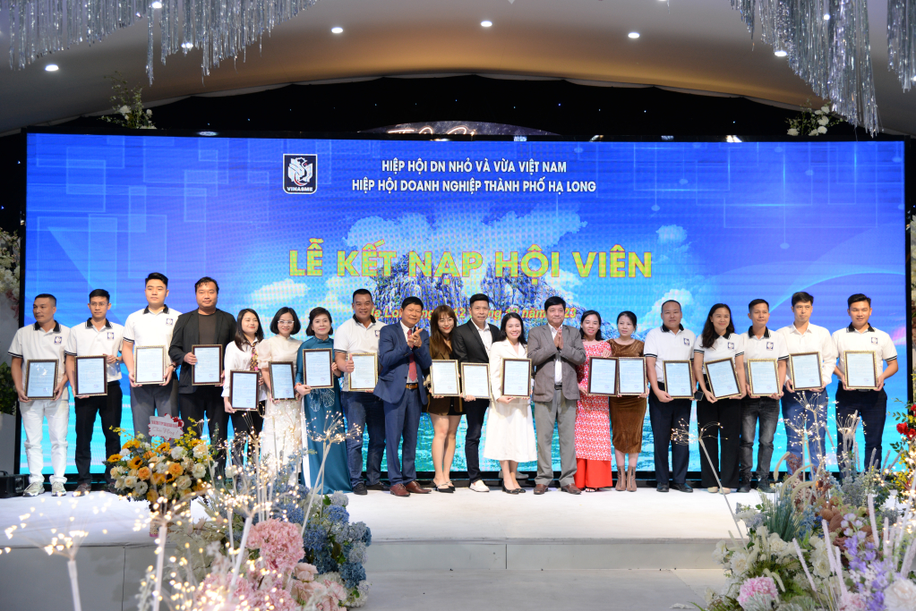 Hiệp hội doanh nghiệp TP Hạ Long trao giấy kết nạp hội viên mới.