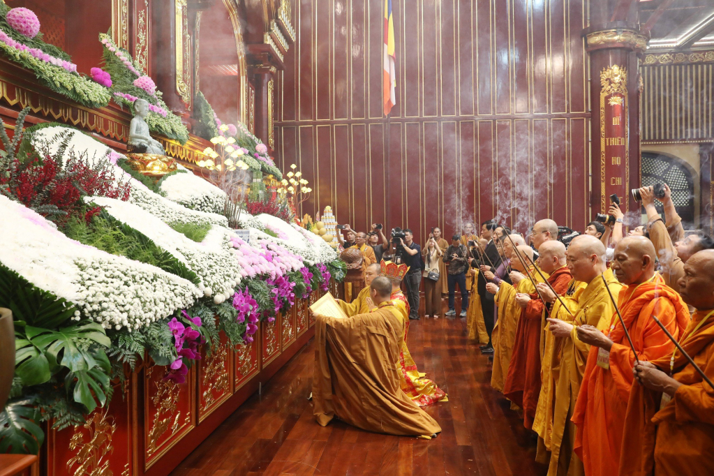 Các đại biểu tham dự cùng thực hiện nghi lễ dâng hương tại Đại lễ tưởng niệm 715 năm 