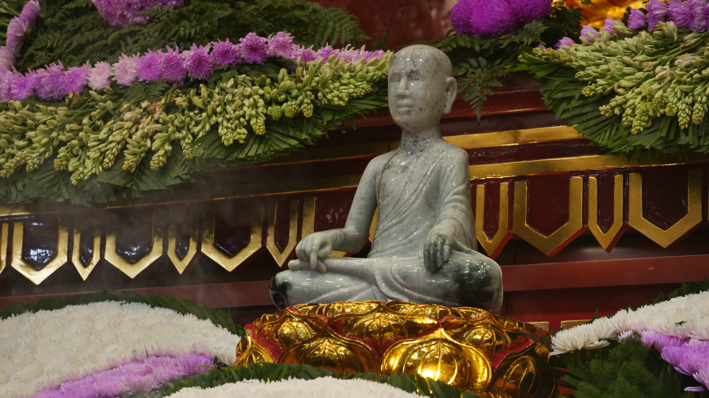 Bức tượng Phật hoàng Trần Nhân Tông được chế tác bằng đá ngọc phỉ thúy với kích thước bằng kích thước với phiên bản của tượng Phật Hoàng trong Tháp tổ trên non thiêng Yên Tử.