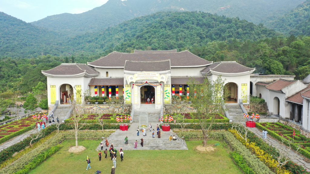 Cung Trúc Lâm Yên Tử được xây tựng với tổng mức đầu tư 250 tỷ đồng từ nguồn kinh phí xây dựng bằng nguồn xã hội hóa do Ban trị sự GHPGVN tỉnh Quảng Ninh vận động và nguồn công đức của Phật tử tại chùa Yên Tử.