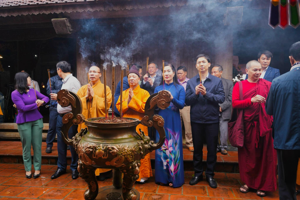 Các đại biểu dâng hương tưởng niệm Đức vua – Phật hoàng Trần Nhân Tông nhập niết bàn tại khu di tích lịch sử văn hóa Ngoạ Vân - Khu di tích quốc gia đặc biệt nhà Trần, xã Bình Khê, TX Đông Triều 