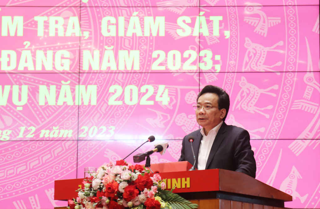 Đồng chí Nghiêm Phú Cường, Phó Chủ nhiệm Ủy ban Kiểm tra Trung ương, phát biểu tại hội nghị.