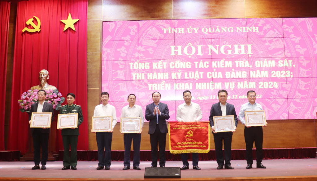 Đồng chí Nguyễn Xuân Ký, Ủy viên Trung ương Đảng, Bí thư Tỉnh ủy, Chủ tịch HĐND tỉnh trao Cờ thi đua và Bằng khen cho các tập thể.