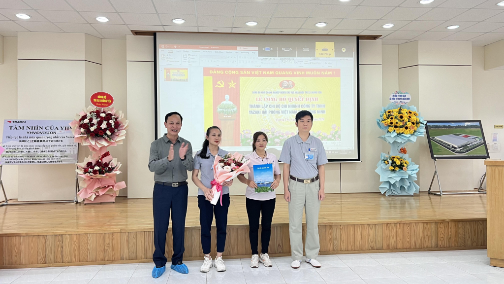 Lãnh đạo Đảng bộ Khối Doanh nghiệp ngoài khu vực Nhà nước thị xã Quảng Yên trao quyết định thành lập Chi bộ Chi nhánh Công ty TNHH Yazaki Hải Phòng Việt Nam tại Quảng Ninh.