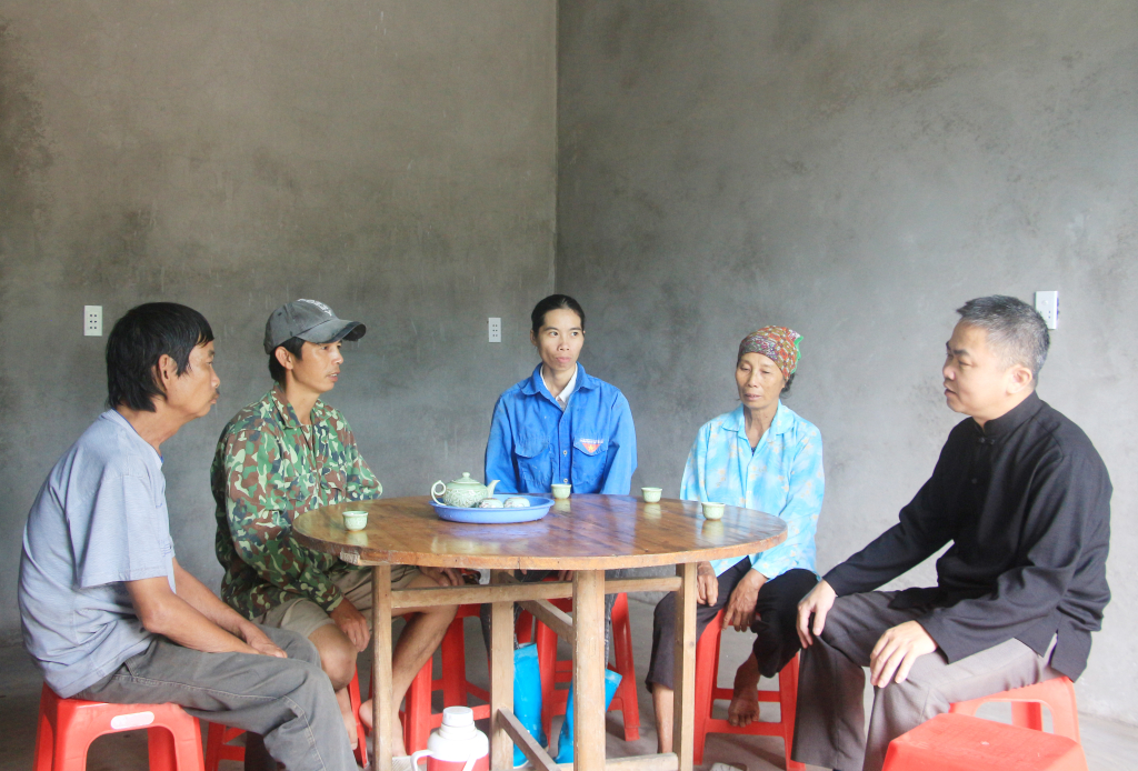 Đồng chí Loan Thành Len, Phó Chủ tịch UBND xã Lục Hồn, huyện Bình Liêu (bên phải) tuyên truyền, vận động người dân trên địa bàn xóa nhà tạm, nhà dột nát năm 2023. Ảnh: Mạnh Trường