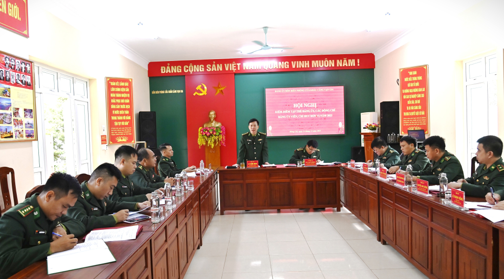 Đại tá Lê Xuân Men, Bí thư Đảng uỷ, Chính uỷ BĐBP tỉnh phát biểu chỉ đạo hội nghị kiểm điểm đồn biên phòng cửa khẩu Cảng Vạn Gia.