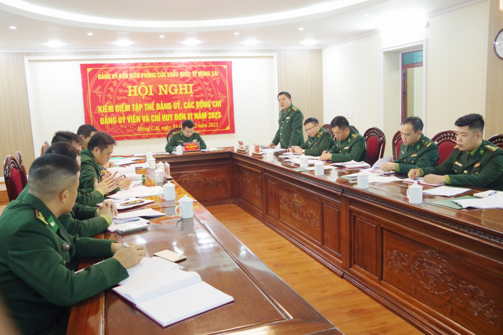 Đại tá Nguyễn Văn Thiềm, Phó Bí thư Đảng uỷ, Chỉ huy trưởng BĐBP tỉnh phát biểu chỉ đạo hội nghị kiểm điểm Đồn biên phòng Cửa khẩu quốc tế Móng Cái.