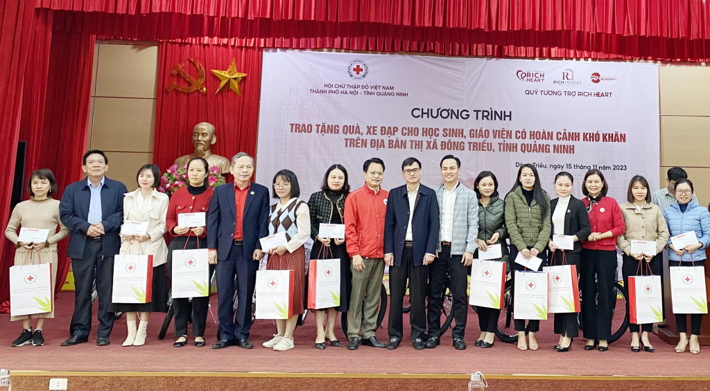 Hội Chữ thập đỏ TP Hà Hội và tỉnh Quảng Ninh cùng đại diện Quỹ tương trợ Rich Heart tặng quà các thầy giáo, cô giáo có hoàn cảnh khó khăn trên địa bàn TX Đông Triều (tháng 11/2023).